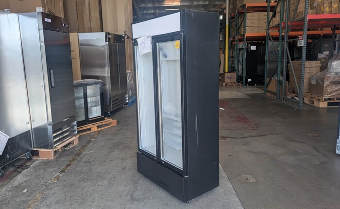 Commercial Merchandising door cooler Rental for rent in Obetz, OH